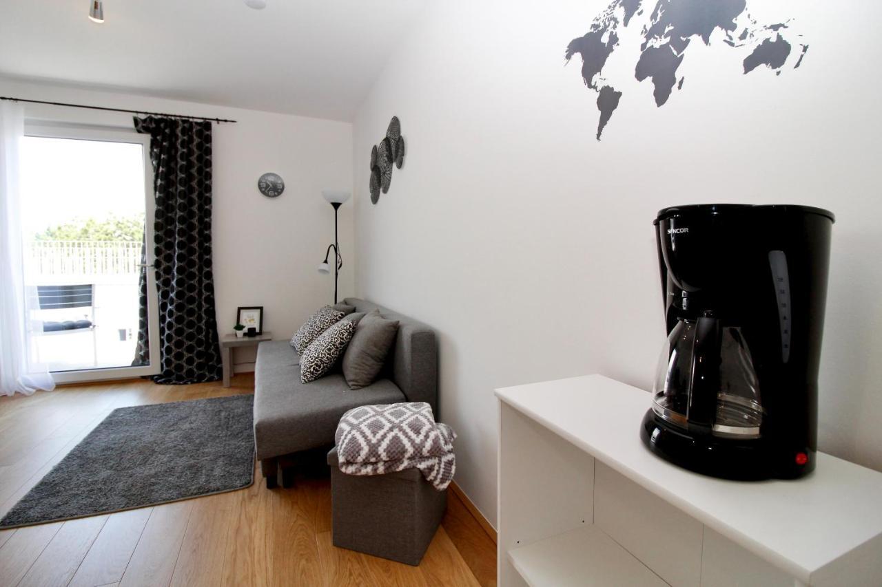 Apartament Modern Balcony With Pool Close To In 